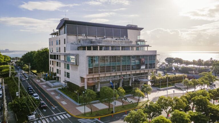 La procuradora Yeni Berenice Reynoso y el ministro Víctor Atallah mantienen una mesa de trabajo permanente para gestionar el apoyo conjunto a las unidades forenses