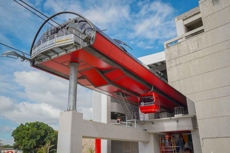 Vehículo del transporte público se estrella con estación 1 del teleférico de Santiago