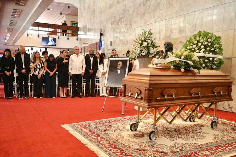 Abinader asiste a homenaje póstumo de Rubby Pérez