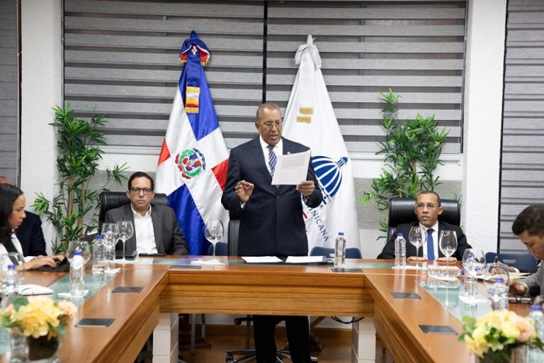 Comisión ejecutiva de Burocracia Cero y la Contraloría coordinan esfuerzos para impulsar transformación digital del Estado