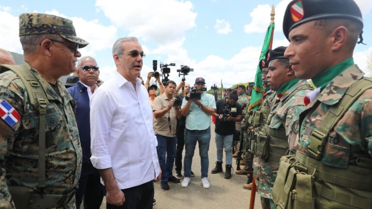 Presidente Abinader llama a tropas a ser “los ojos de la patria” en la frontera; supervisa valla perimetral y garantiza seguridad nacional