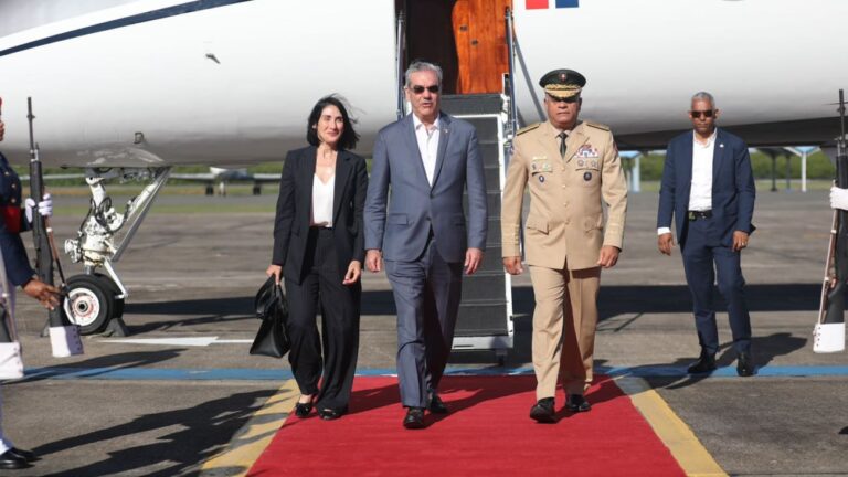 Presidente Abinader retorna al país luego de participar en actos funerales del papa Francisco
