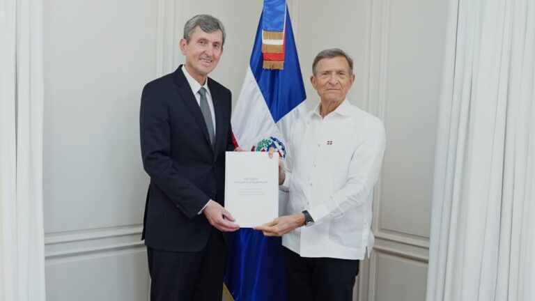 República Dominicana recibe al primer embajador residente de Rusia; canciller Roberto Álvarez recibe sus copias de estilo