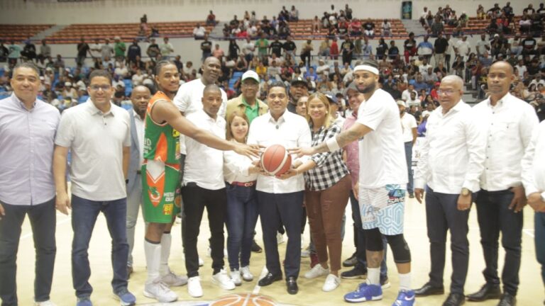 Ministerio de Deportes aporta un millón de pesos para el Torneo de Baloncesto Superior de La Romana 2025