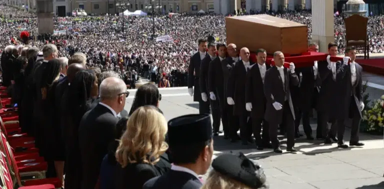 Roma brinda a Francisco un adiós multitudinario en su último viaje