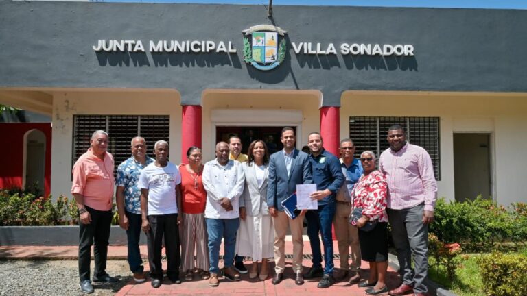 Gobierno entrega más de RD 32 millones a alcaldías de Monseñor Nouel, Santiago y La Vega