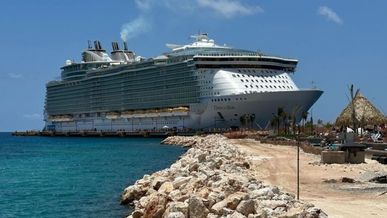 Pedernales recibe uno de los cruceros más grande del mundo con más de 8,600 personas a bordo