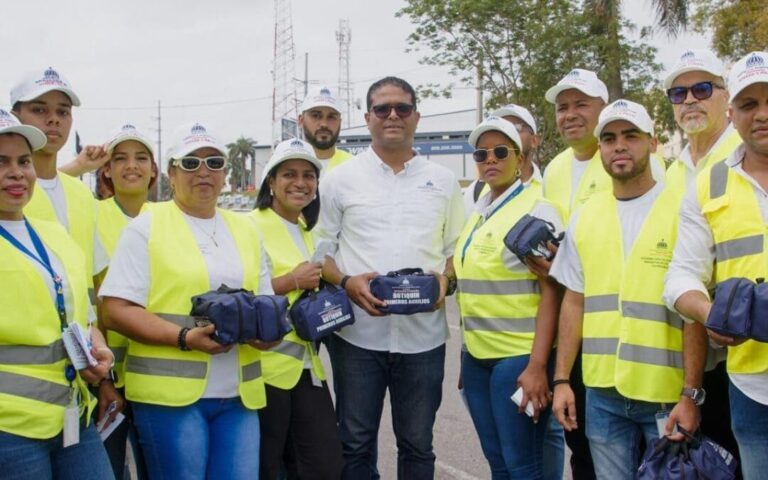 Interior y Policía entrega botiquines y orienta por una Semana Santa segura