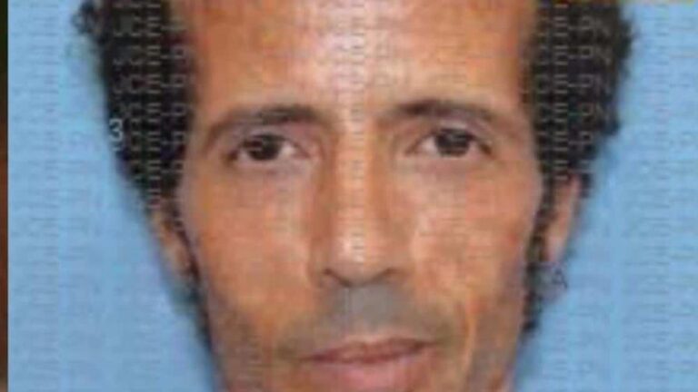 Policía busca hombre acusado de quitarle la vida a su madre en SDE