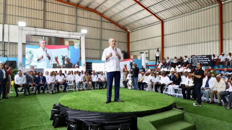 Presidente Abinader inicia Programa de Titulación Municipal, en Monte Plata, con la entrega de 1,400 certificados que beneficiarán a 5,600 personas