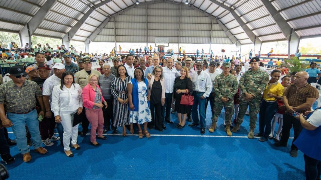 El Consejo Nacional de Drogas orienta a más de 600 estudiantes y líderes locales de Loma de Cabrera