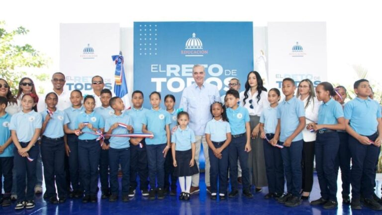 El presidente Abinader inaugura techados en los municipios Villa Los Almácigos y Monción