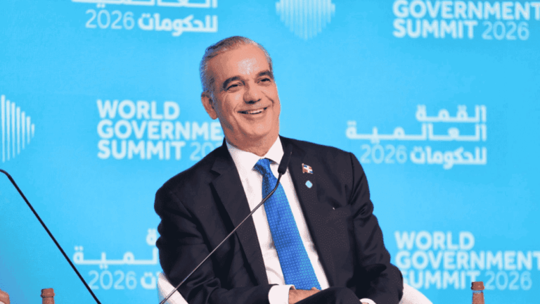 El presidente Luis Abinader regresó al país tras exitosa jornada en Emiratos Árabes Unidos