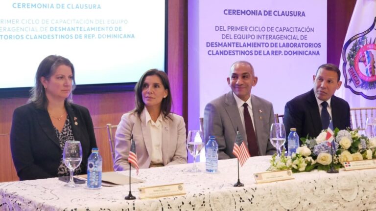Embajadora de EE. UU. y presidente de la DNCD clausuran primer ciclo de capacitación en desmantelamiento de laboratorios clandestinos