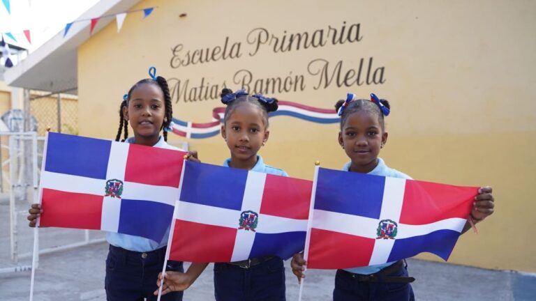 Estudiantes fortalecen identidad y ciudadanía activa durante el Trimestre Patrio en las escuelas