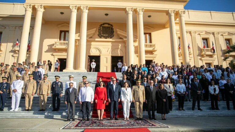 Presidente Abinader encabeza solemne acto con motivo del Día de la Bandera Nacional