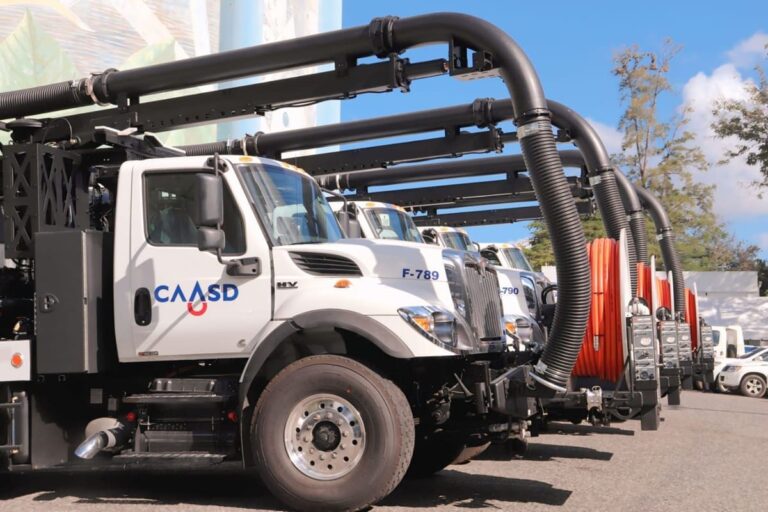 Gobierno Central entrega cuatro camiones succionadores de los más modernos de América para servicio de la CAASD