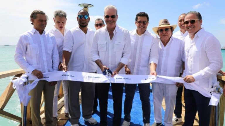 Presidente Abinader deja iniciados los trabajos del club de playa e inaugura muelle turístico del Atelón en isla Catalina