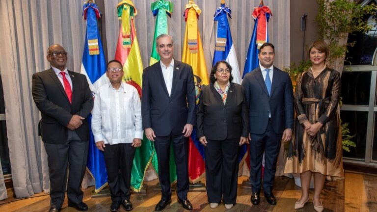 Presidente Abinader asiste a apertura de clase magistral que busca fortalecer la transparencia y rendición de cuentas a nivel internacional