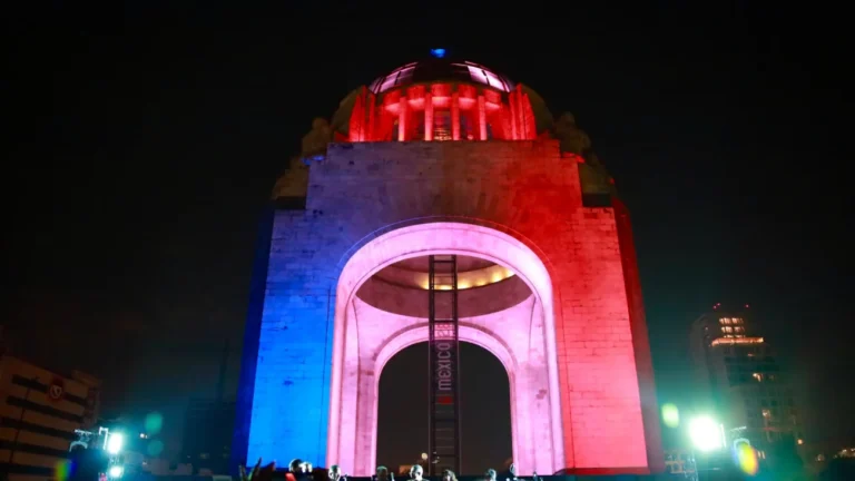 Siete monumentos de México iluminados con colores de la bandera dominicana