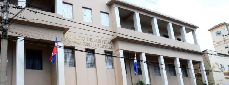 Prisión para tres oficiales policiales imputados de robar más de RD$1.2 millones en San Cristóbal