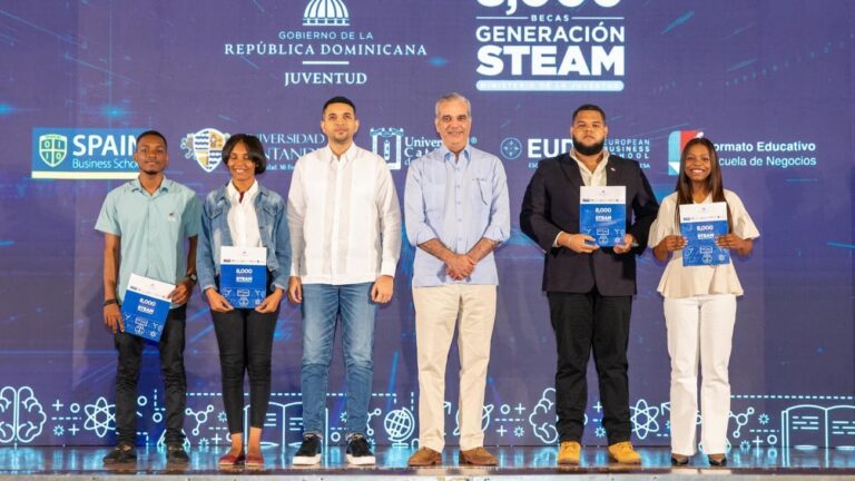 Presidente Abinader entrega 8,000 becas del programa Generación STEAM para fortalecer la formación de jóvenes dominicanos
