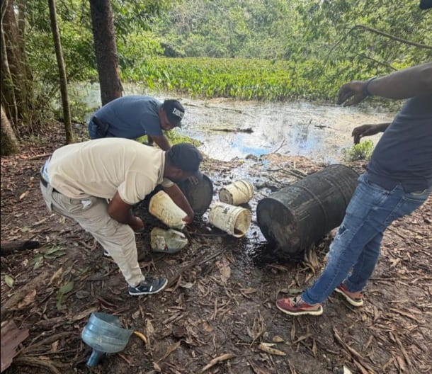 Autoridades desmantelan laboratorio clandestino de bebidas alcohólicas adulteradas en Monte Plata