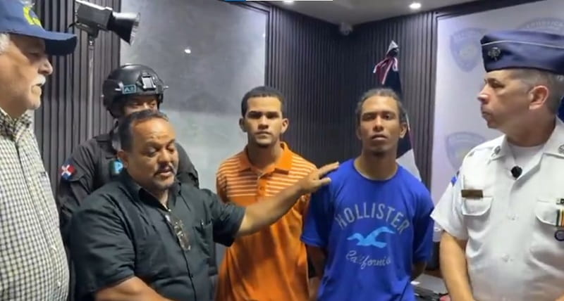 Se entregan a la Policía Nacional otros dos antisociales vinculados a muerte de mayor de la institución en Villa Juana, DN Se entregan a la Policía Nacional otros dos antisociales vinculados a muerte de mayor de la institución en Villa Juana, DN