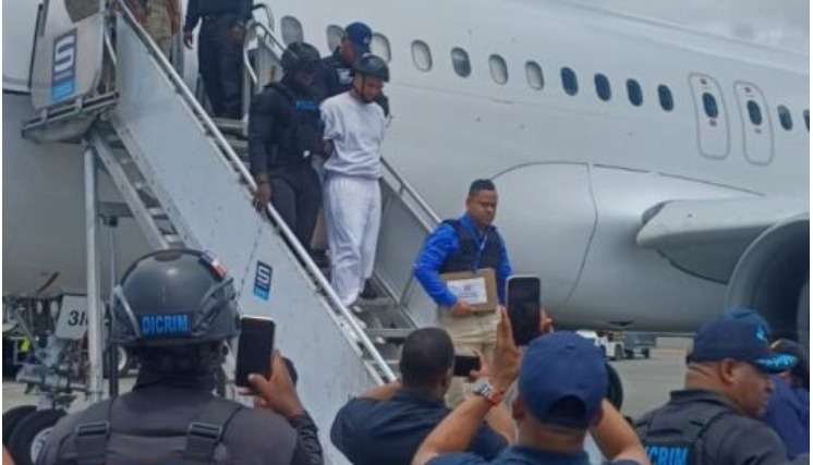 Reciben extraditado de EEUU a Ismael Ceballo Pérez, acusado de homicidios y otros crímenes en el país Reciben extraditado de EEUU a Ismael Ceballo Pérez, acusado de homicidios y otros crímenes en el país