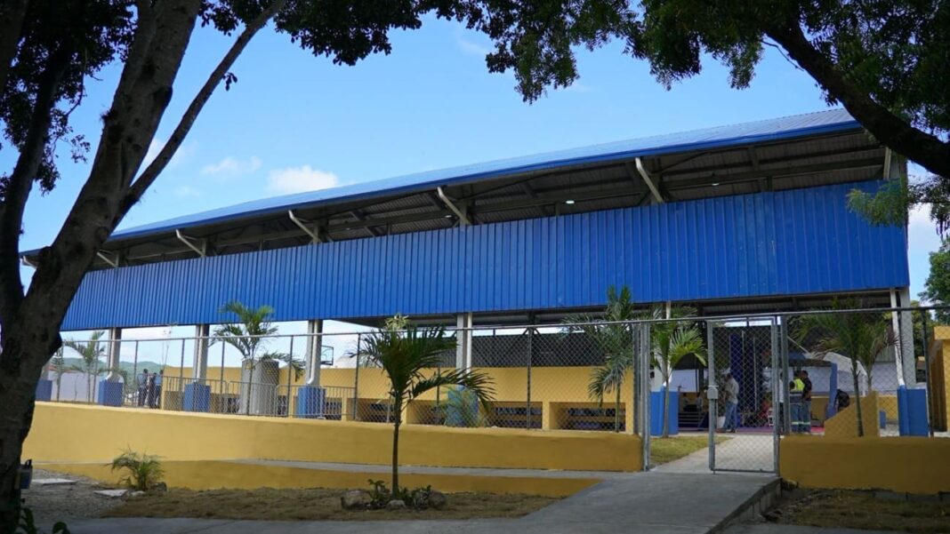 Presidente Abinader entrega techado deportivo-escolar que beneficiará a más de 900 estudiantes en Sabana Larga, San José de Ocoa Presidente Abinader entrega techado deportivo-escolar que beneficiará a más de 900 estudiantes en Sabana Larga, San José de Ocoa