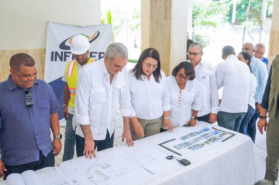 Presidente Abinader y directora de INFOTEP supervisan avances del Hotel Escuela Guarocuya, en Barahona Presidente Abinader y directora de INFOTEP supervisan avances del Hotel Escuela Guarocuya, en Barahona