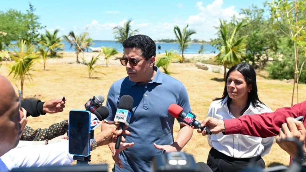 Ministro David Collado supervisa intervención en playa El Faro de San Pedro de Macorís Ministro David Collado supervisa intervención en playa El Faro de San Pedro de Macorís