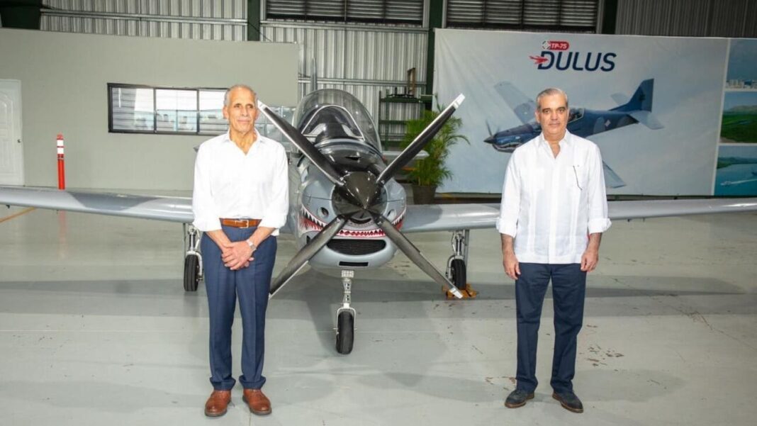 Presidente Abinader y su homólogo hondureño Nasry Asfura recorren Base Aérea de San Isidro y observan ensamblaje del avión TS-7 Dulus, parte de la industria militar dominicana Presidente Abinader y su homólogo hondureño Nasry Asfura recorren Base Aérea de San Isidro y observan ensamblaje del avión TS-7 Dulus, parte de la industria militar dominicana