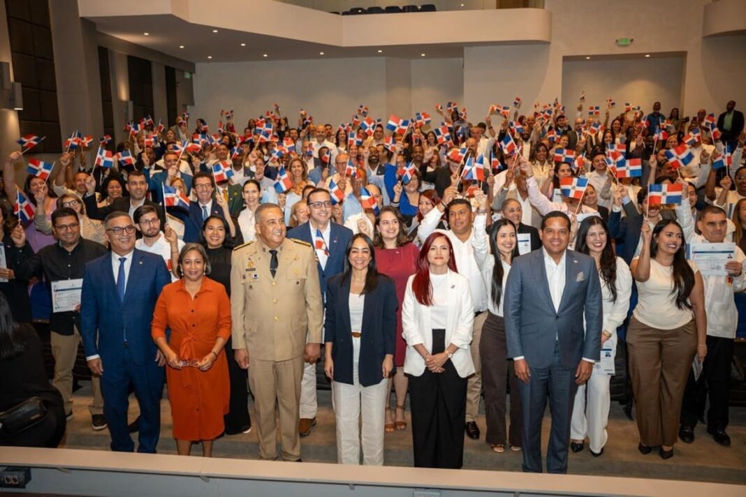 Faride Raful encabeza juramentación de nuevos dominicanos y destaca compromiso con la patria Faride Raful encabeza juramentación de nuevos dominicanos y destaca compromiso con la patria