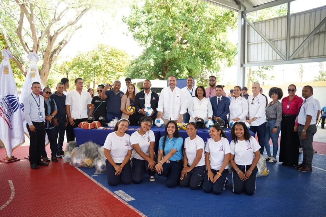 INEFI fortalece la educación física y el deporte escolar en más de 20 escuelas del Cibao con utilería deportiva; inicia la entrega de 5000 kits de trabajo para docentes INEFI fortalece la educación física y el deporte escolar en más de 20 escuelas del Cibao con utilería deportiva; inicia la entrega de 5000 kits de trabajo para docentes
