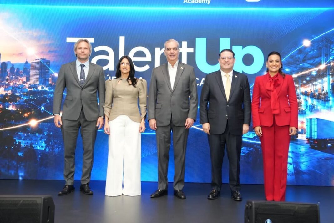 Ministro Yayo Sanz Lovatón anuncia 15 mil becas para la formación de talentos de cara a la industria 5.0 Ministro Yayo Sanz Lovatón anuncia 15 mil becas para la formación de talentos de cara a la industria 5.0