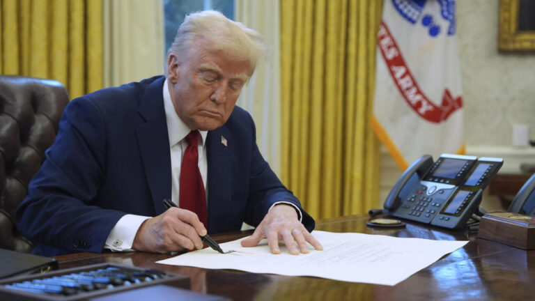 Trump impone aranceles del 25 % para bienes de Canadá y México y 10 % para China