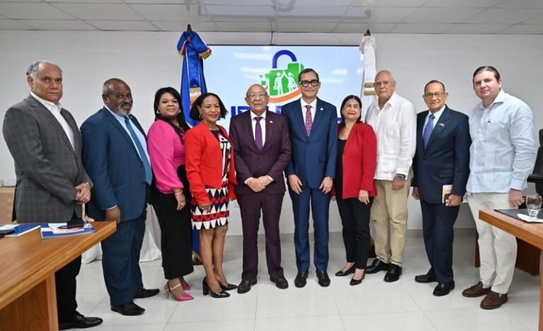 Juramentan ministro de Trabajo como presidente del Consejo Directivo IDOPPRIL