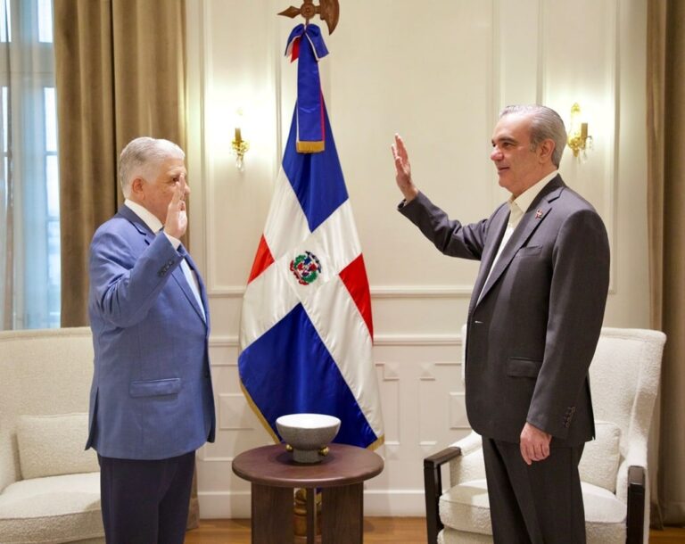 Presidente Abinader juramenta como nuevos ministros de Obras Públicas y de Educación a Eduardo Estrella y Luis Miguel De Camps