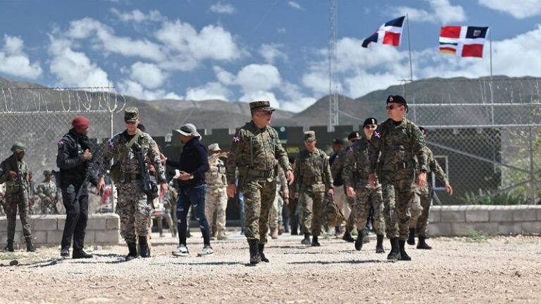 Ministro de Defensa supervisa operatividad de tropas en la frontera sur y norte del país