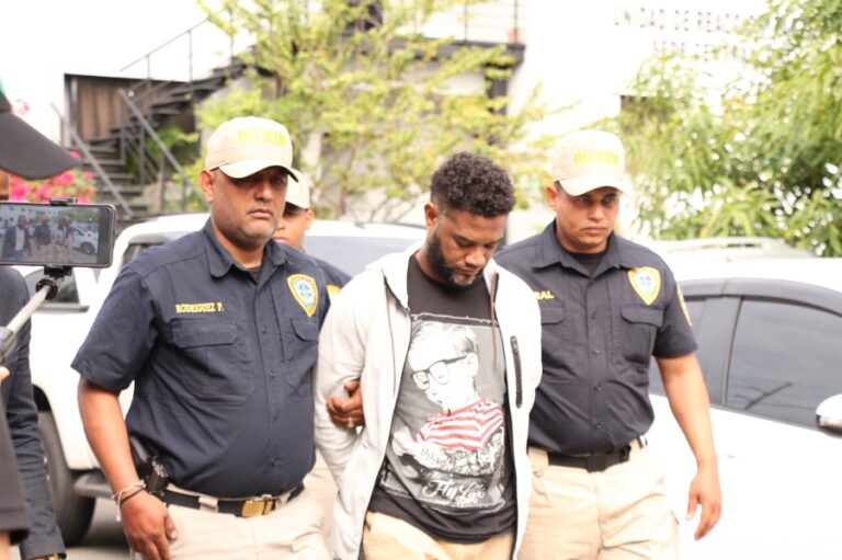 Se entrega ex oficial de la Policía buscado por doble homicidio en La Vega