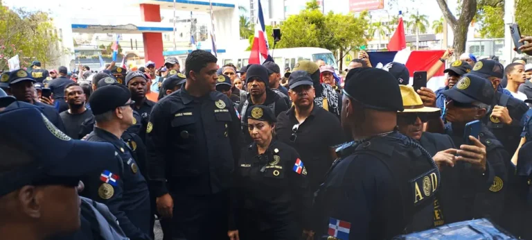 Antigua Orden marcha en Hoyo de Friusa contra haitianos