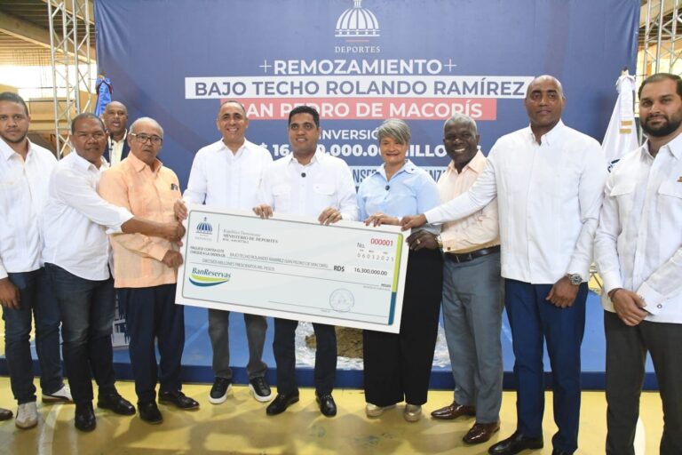 Ministro Kelvin Cruz entrega 16.3 millones para el remozamiento del multiuso Rolando Ramírez en SP