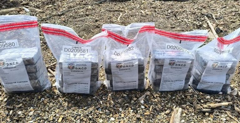 Ocupan 25 paquetes de cocaína dentro de una lancha en La Altagracia; activan búsqueda de varios hombres