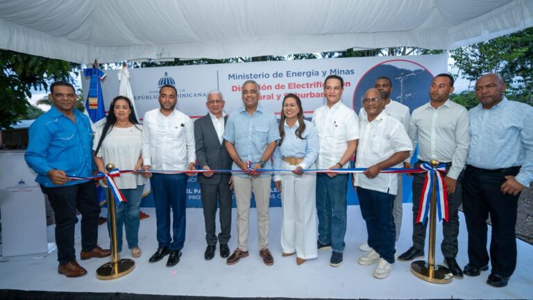 Energía y Minas inaugura proyectos de rehabilitación eléctrica en Sánchez Ramírez y Santiago, beneficiando a más de 1,100 personas