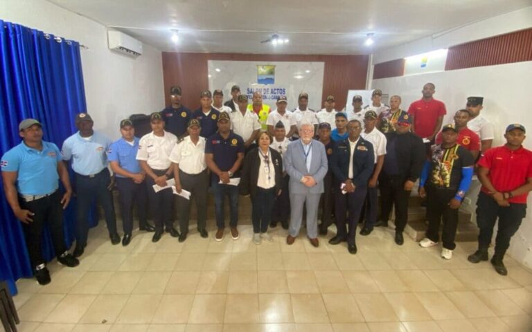 Interior y Policía entrena bomberos para inspeccionar empresas fuegos artificiales