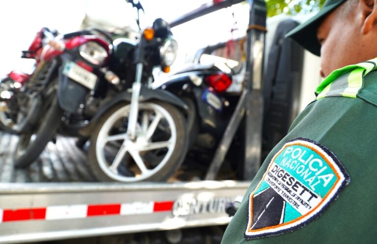 Director DIGESETT solicita investigación incendio de grúa con motocicletas durante operativo en Las Américas