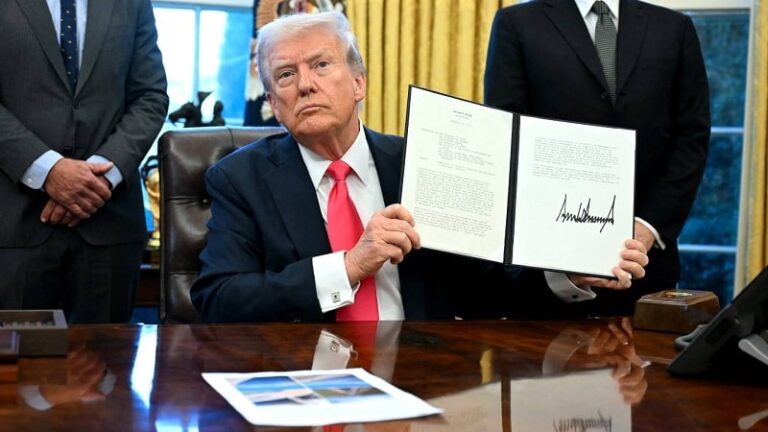 Trump firma orden que designa el inglés como idioma oficial de EE.UU.