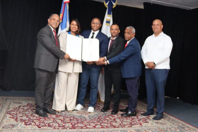 CDP reconoce trayectoria periodística de Gregory González y otros comunicadores