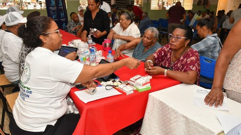 Más de 9,000 hogares donde pernoctan adultos mayores son beneficiados por el Conape con asistencia en salud, legal, económica y otros servicios sociales